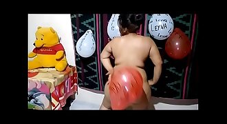 Jovencita bailando y perreando desnuda de visita en casa de su prima de Panama